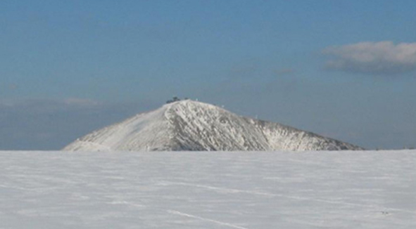 Widok na Śnieżkę ze schroniska Lucni Bouda w dniu 8 maja 2021, ok. godz. 19:00. Fot. windy.com.