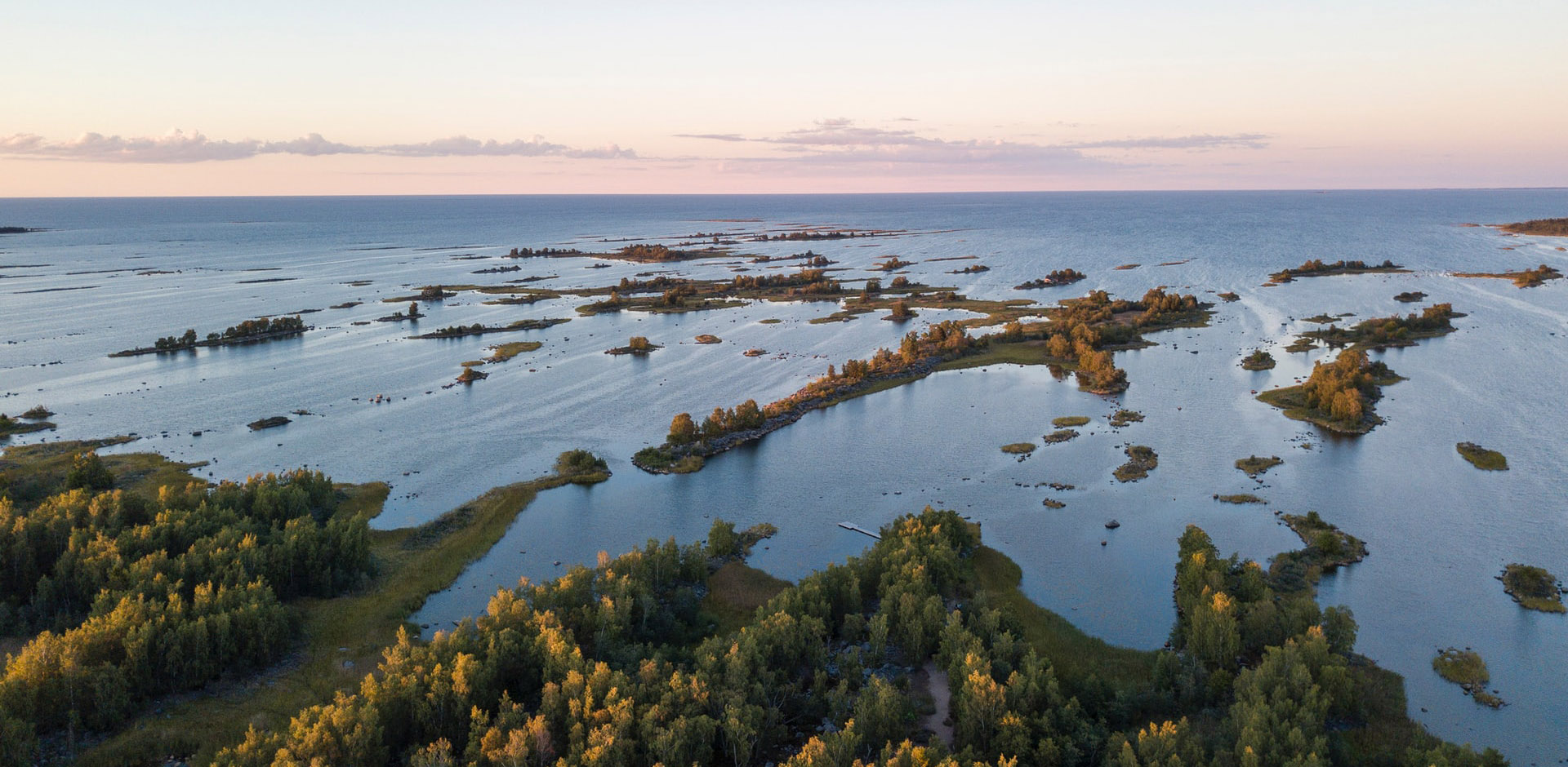 Kvarken Północny - cieśnina w środkowej częsci Zatoki Botnickiej. Od 200 roku wpisana na listę Światowego Dziedzictwa Kulturowego i Przyrodniczego Ludzkości organizacji UNESCO.