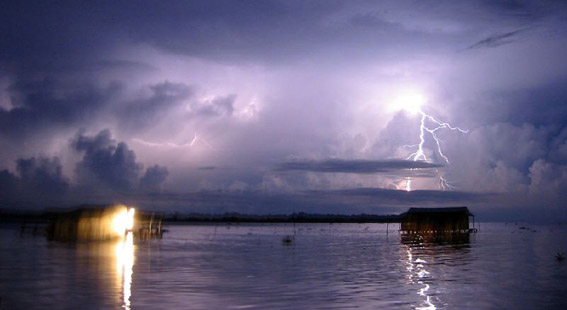 Burza nad rzeką Catatumbo (źródło: Wikipedia).