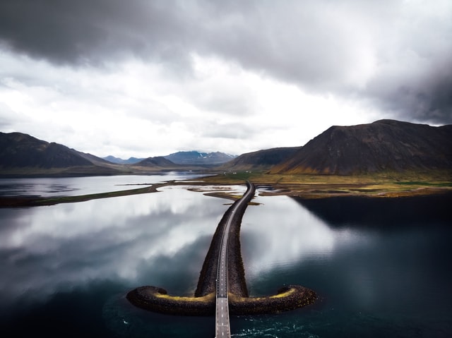 Surowy krajobraz i nowoczesna infrastruktura. Taki jest obraz współczesnej Islandii. F. Tim Foster on Unsplash.