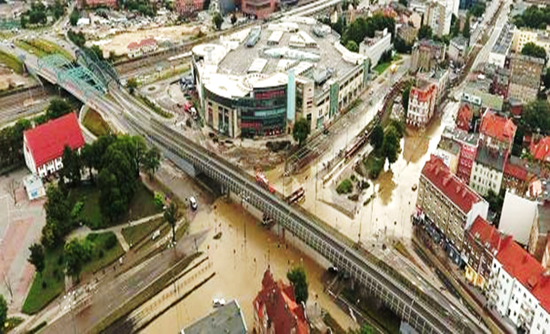 Rzeczywisty zasięg podtopień w rejonie Galerii Bałtyckiej w trakcie powodzi miejskiej w 2016 roku kilkanaście godzin po osiągnięciu maksymalnego poziomu (https://www.youtube.com/watch?v=HfcUAbncvOo). 