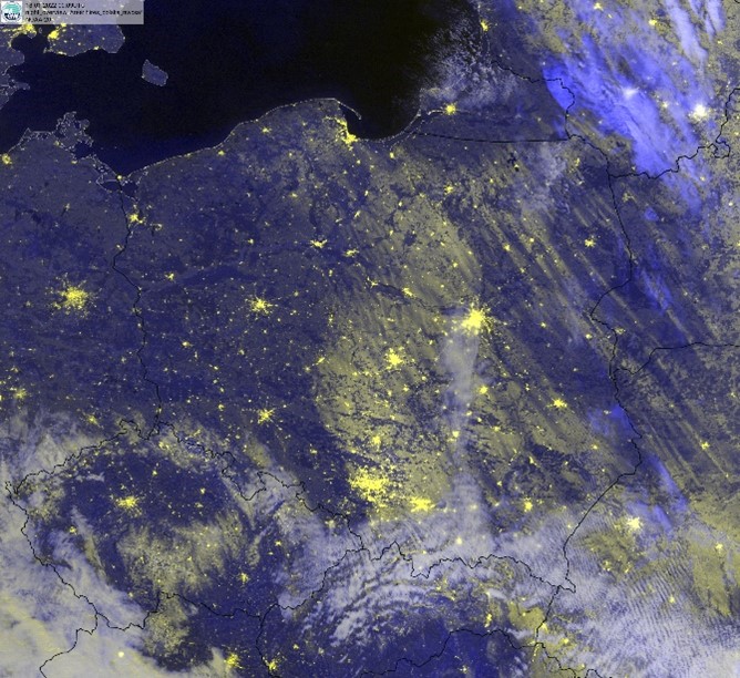 Kompozycja RGB Nigh overview, SNPP/VIIRS, 18.01.2022 r., godz. 00:09 UTC. Efektem przejścia frontu atmosferycznego widocznym na nocnych obrazach satelitarnych jest pokrywa śnieżna układająca się w linie zgodne z podmuchami wiatru. Dzięki wykorzystaniu w tej kompozycji danych z kanału DNB (Day Night Band), który pozwala na tworzenie obrazów w kanale widzialnym 0,7 µm w porze nocnej, możliwe było zobrazowanie pokrywy śnieżnej (kolor żółty). Na obrazie widoczne są też sztuczne światła miast oraz arterii komunikacyjnych. Chmury piętra średniego i wysokiego zaznaczono odpowiednio kolorem białym i biało-niebieskim.