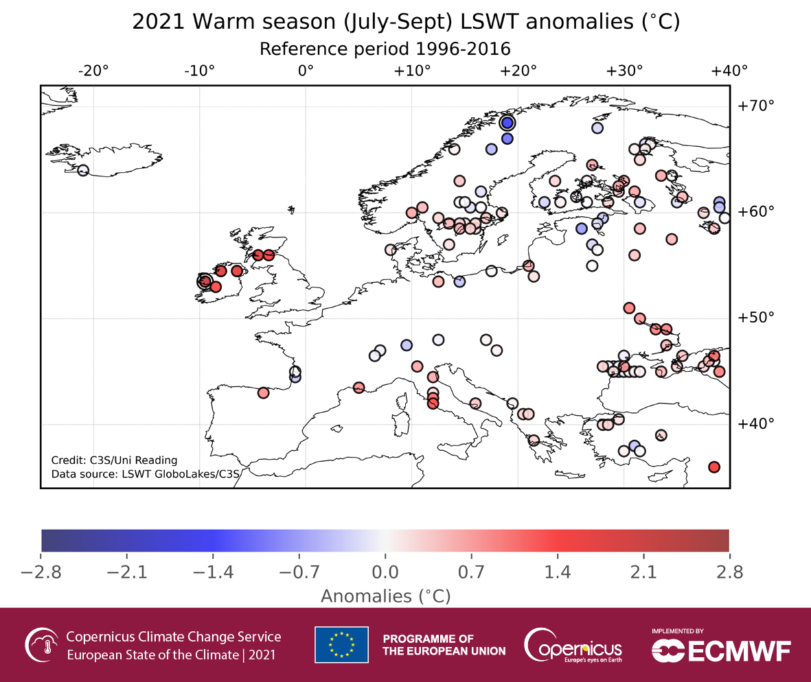 Anomalie temperatury wód powierzchniowych jezior w Europie w sezonie lipiec-wrzesień 2021 w odniesieniu do wielolecia 1996-2016. Kropki z dodatkowym koncentrycznym okręgiem wskazują najcieplejsze i najchłodniejsze jeziora.