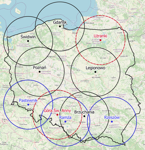 Aktualne rozmieszczenie radarów sieci POLRAD. Kolorem czarnym zaznaczono urządzenia o pojedynczej polaryzacji, kolorem niebieskim radary dual-pol, a czerwonym planowane inwestycje. Okręgami zaznaczono zasięg skanu dopplerowskiego, wynoszący 125 km. Mapa przedstawia już nową lokalizację radaru w Gdańsku.