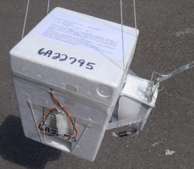Czujnik ozonu ECC 6A (duże styropianowe pudełko) z doklejoną radiosondą RS92SGP firmy Vaisala (fot. autor nieznany).