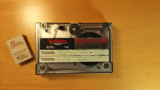 Kaseta z taśmą magnetyczną z kodem modelu UM dostarczona przez Met Office w 1994 roku (fot. archiwum autora).