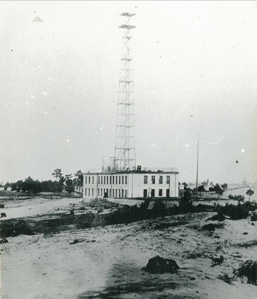 Gmach Obserwatorium Aerologicznego z żelazną wieżą obserwacyjną (zdjęcie z 1938 roku, archiwum IMGW-PIB).