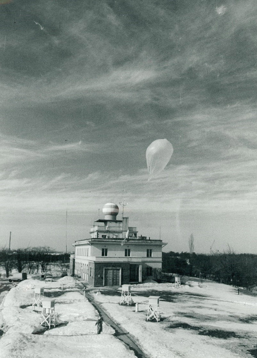 Moment wypuszczenia sondy aerologicznej. W tle budynek Zakładu Aerologii z zamontowanym na dachu radarem MRŁ-2 (zdjęcie z 1976 roku, archiwum IMGW-PIB).