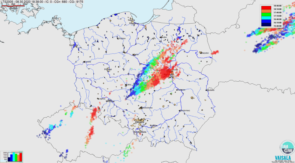 Układ burzowy z wbudowaną superkomórką nad Warszawą, 30.08.2020, 20:53 czasu lokalnego. Dane: IMGW-PIB.