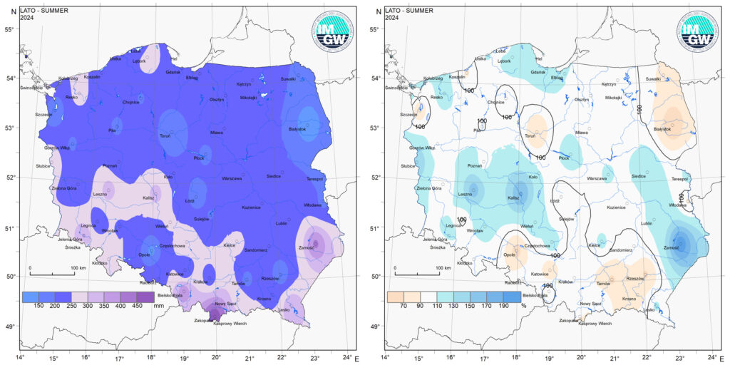 Przestrzenny rozkład miesięcznej sumy opadów latem 2024 r. oraz przestrzenny rozkład anomalii sumy opadów w stosunku do normy (tj. średniej miesięcznej wartości wieloletniej elementu w okresie 1991-2020).