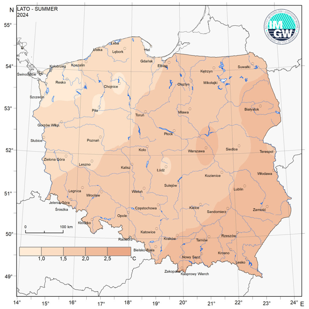 Przestrzenny rozkład anomalii średniej miesięcznej temperatury powietrza w sierpniu 2024 r. w stosunku do normy (tj. średniej miesięcznej wartości wieloletniej elementu w okresie 1991-2020).