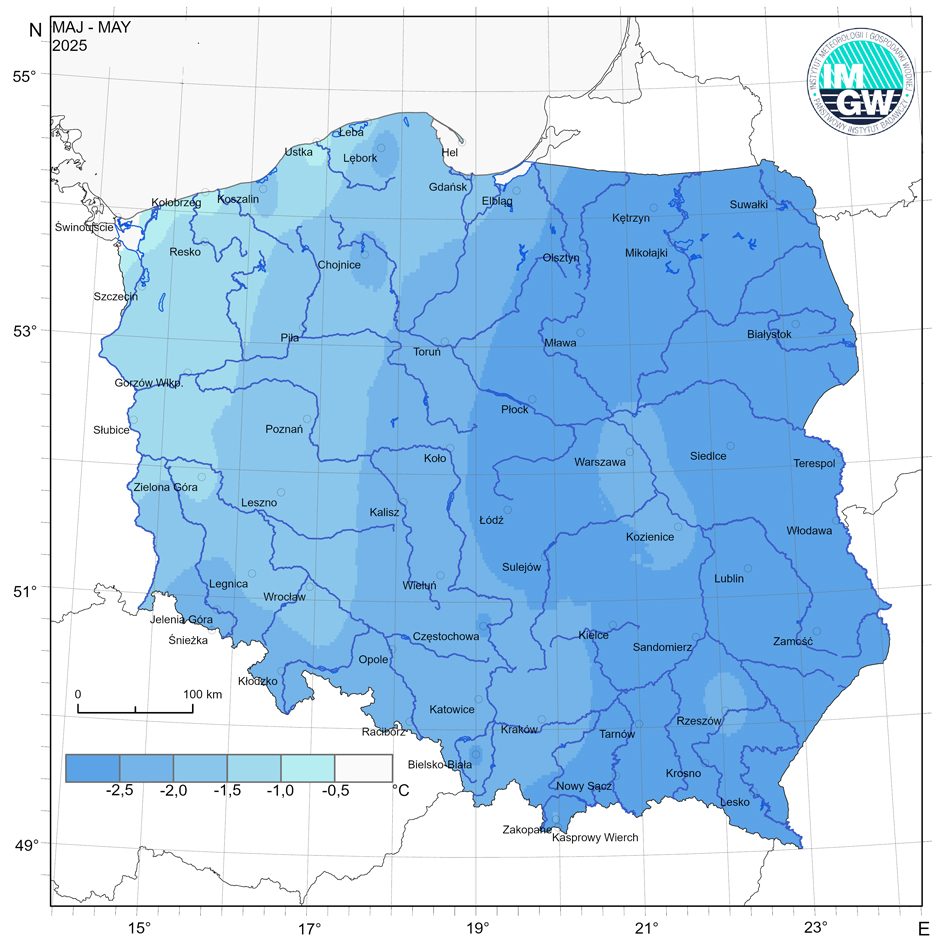 Przestrzenny rozkład anomalii średniej miesięcznej temperatury powietrza w maju 2025 r. w stosunku do normy (tj. średniej miesięcznej wartości wieloletniej elementu w okresie 1991-2020).