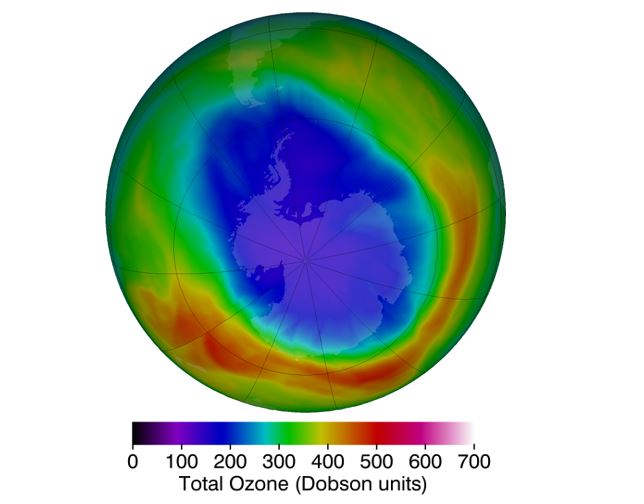 Aktualna mapa (13 września 2025). Jednostki Dobsona (DU): 1 DU = 0,01 mm czystego ozonu w warunkach standardowych (0°C, 1 atm). Średnia globalna zawartość: ~300 DU (3 mm). 220 DU – próg definiujący „dziurę ozonową”. Ekstremalne wartości nad Antarktydą: ~100 DU (1 mm). Źródło: NASA Ozone Watch – Latest status of ozone.