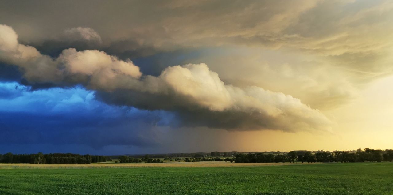 Emilia Pawelska front Cumulonimbus arcus w miejscowości Brzozowa na Podlasiu