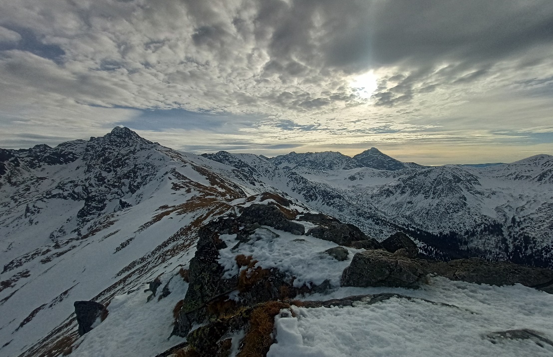 Otoczenie Kasprowego Wierchu – widok na Tatry Wysokie ze Świnicą i Krywaniem. F. Paweł Parzuchowski, IMGW-PIB.